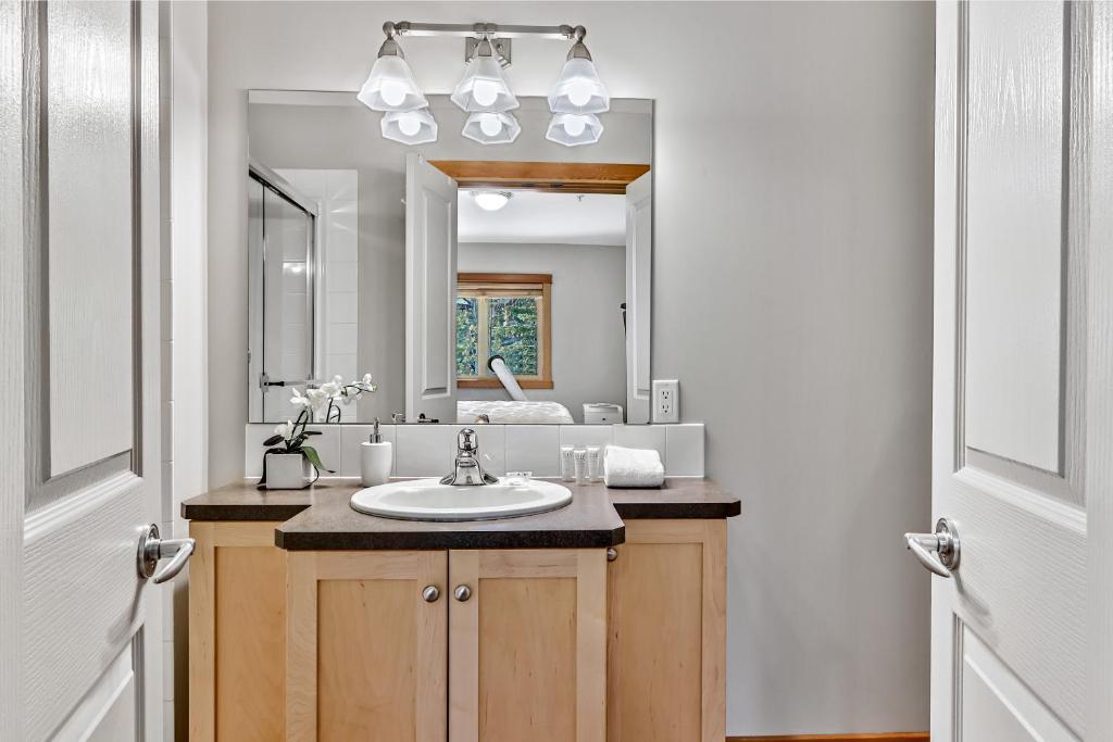 Suites with Pool & Hot tubs managed by Little Sister Getaways - Resim 19