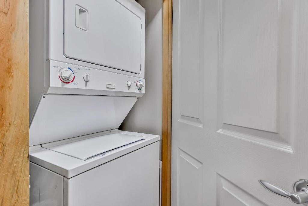 Suites with Pool & Hot tubs managed by Little Sister Getaways - Resim 21