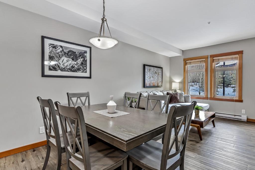 Suites with Pool & Hot tubs managed by Little Sister Getaways - Resim 16