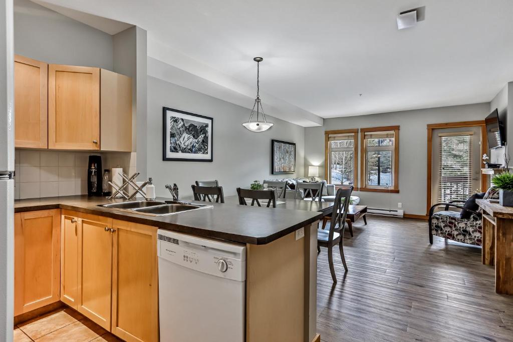 Suites with Pool & Hot tubs managed by Little Sister Getaways - Resim 15