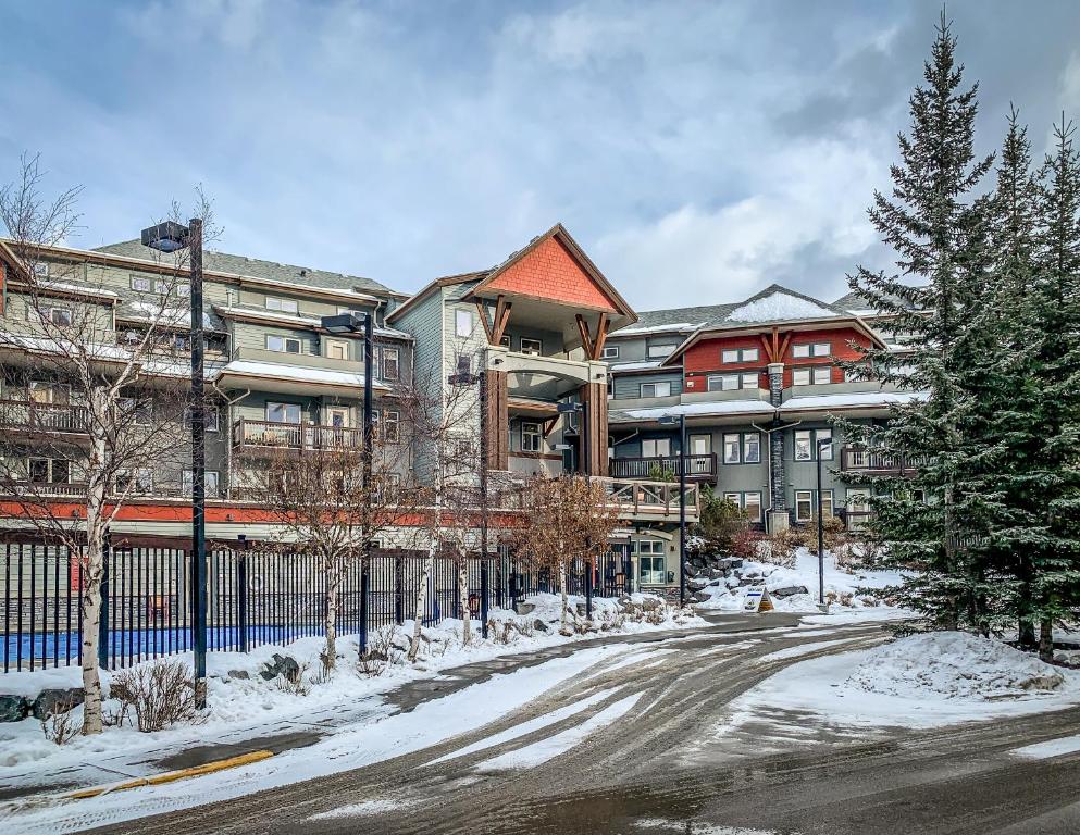 Suites with Pool & Hot tubs managed by Little Sister Getaways - Resim 24