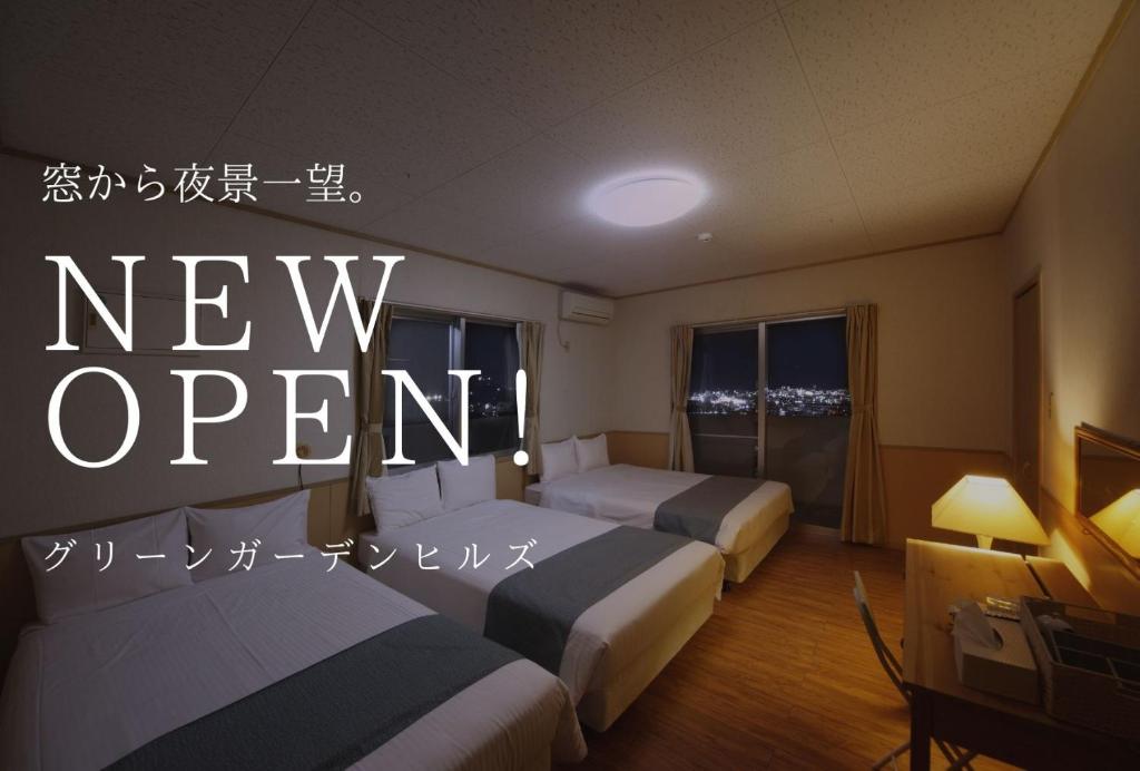 沖縄市にあるGreen Garden Hills 3F-1のベッド2台と新しいオープンサインが備わるホテルルームです。