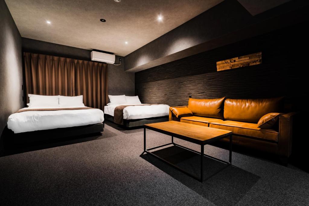 Postel nebo postele na pokoji v ubytování Randor Hotel Namba Osaka Suites