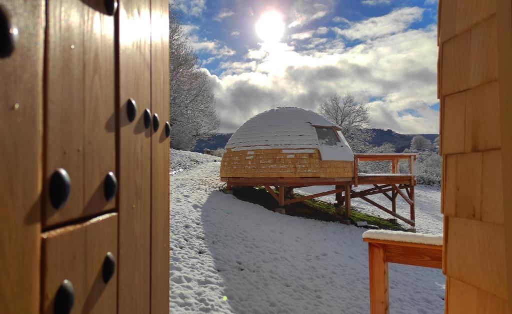 uma vista de uma casa na neve a partir de uma porta em Irati Barnean em Orbaiceta