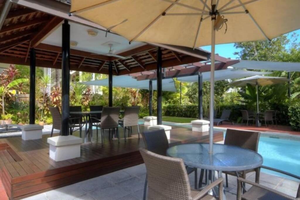 Bazén v ubytování Tropical One Bedroom Apartment at The Mediterranean nebo v jeho okolí