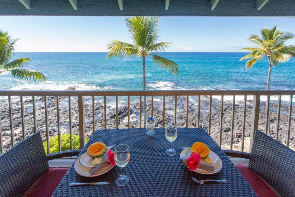 Luxury Private Oceanfront Kona Reef Condo, walk to town, KailuaKona, USA