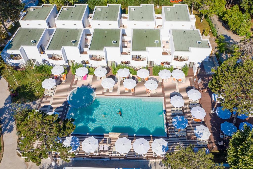 Bazén v ubytování Mera Resort nebo v jeho okolí