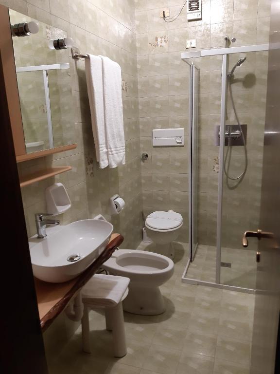 Koupelna v ubytování Garnì Valdan