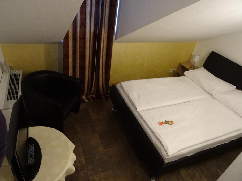 Hotel Alte Innbrücke - Neuhaus am Inn - Budget Single Room In The Attic