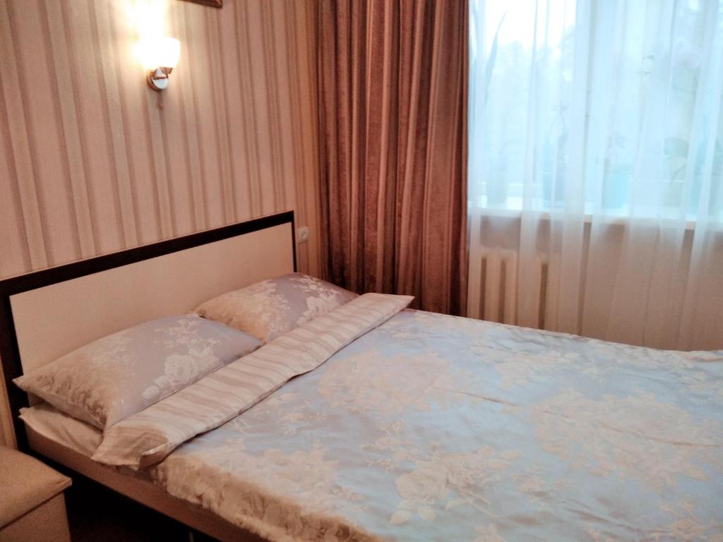 Shostka的住宿－центр вулиця Миру，一张床上有两个枕头的房间