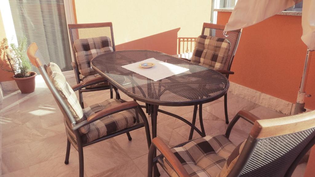 Posedenie v ubytovaní Apartment & Studio Vrdoljak