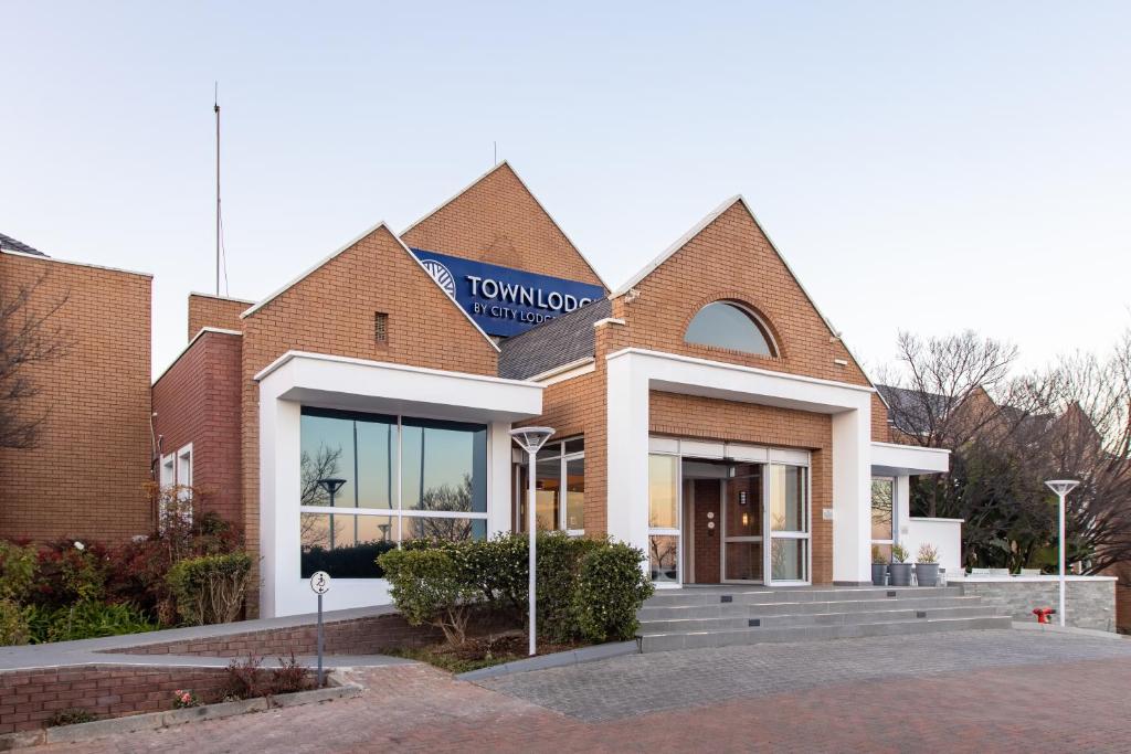 a building with a sign on the front of it at Town Lodge Johannesburg Airport in Kempton Park
