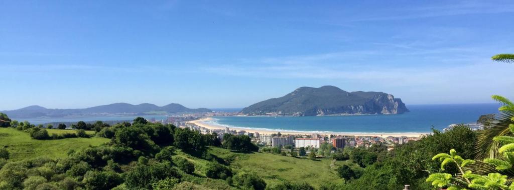 a view of the ocean and a beach with mountains at Espectaculares vistas a la Bahia in Seña