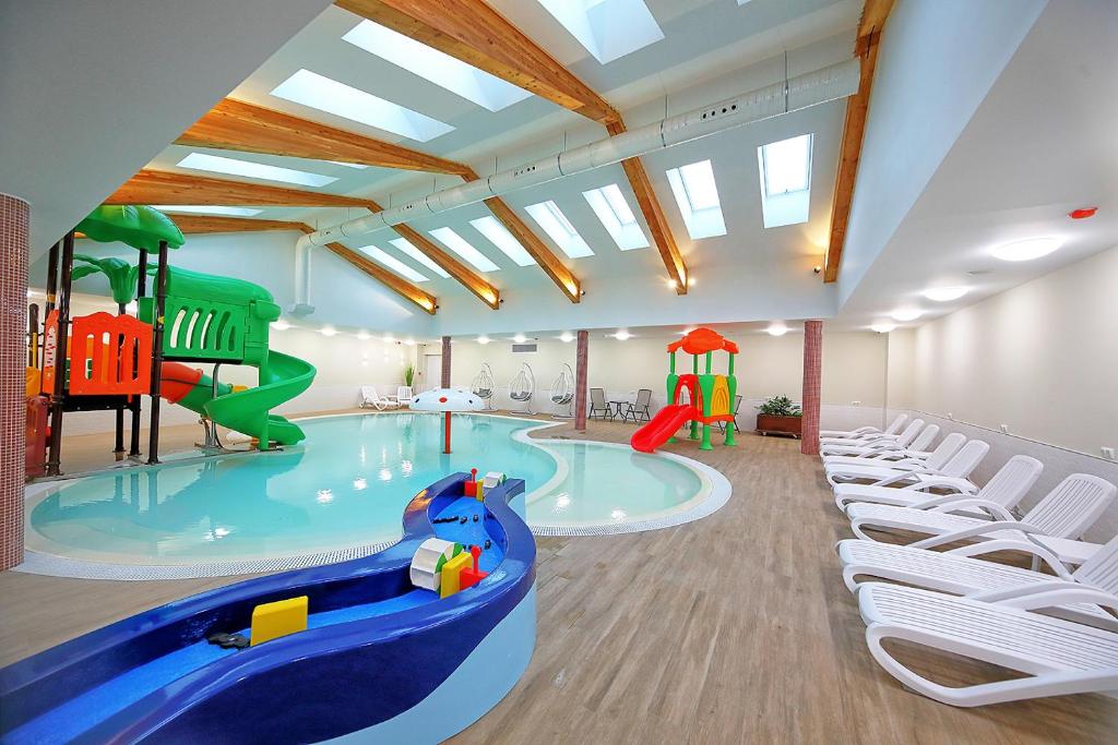 Bazén v ubytování Nádas Tó Park Hotel nebo v jeho okolí