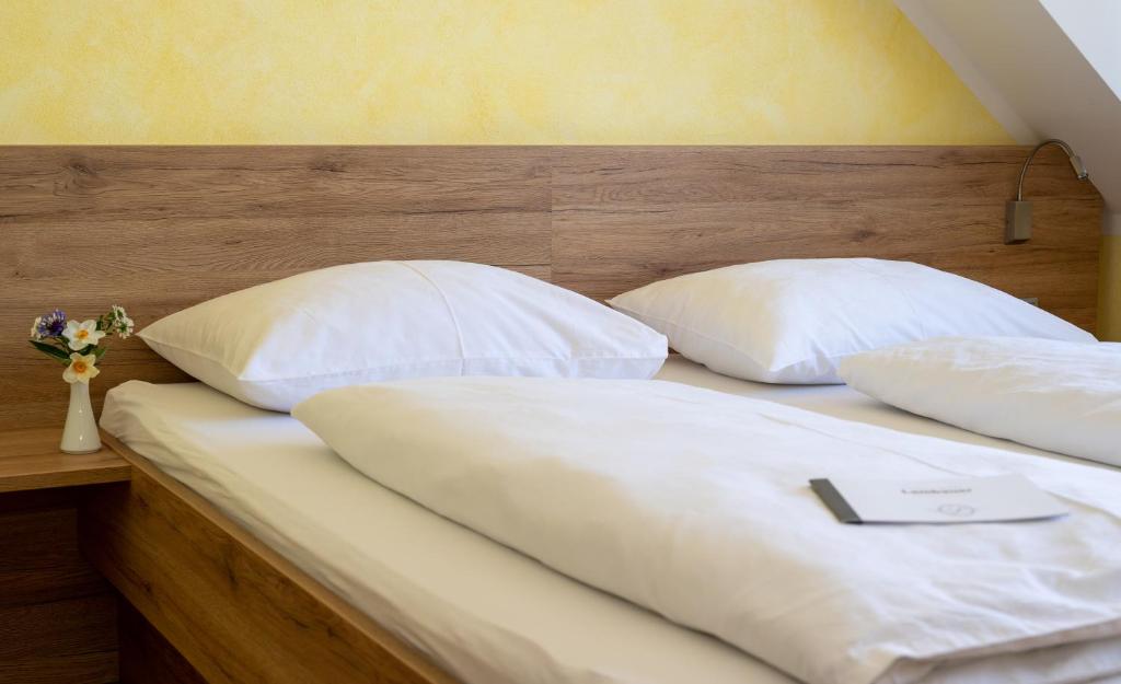 Postel nebo postele na pokoji v ubytování Weingut Lambauer