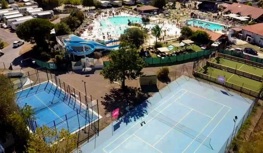Bazén v ubytování Sevservices à La Réserve nebo v jeho okolí