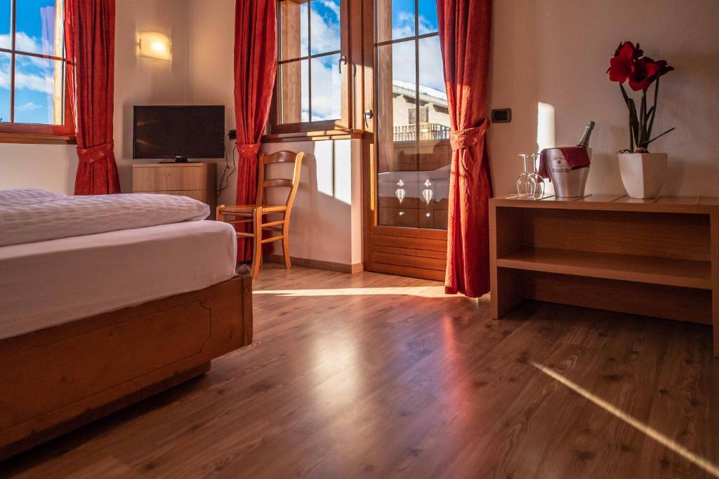 Postel nebo postele na pokoji v ubytování Alpino Lodge Bivio