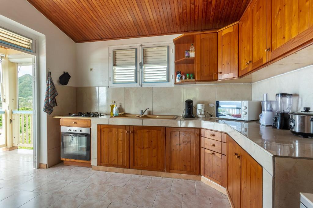 Kuchyň nebo kuchyňský kout v ubytování Villa Yayanne