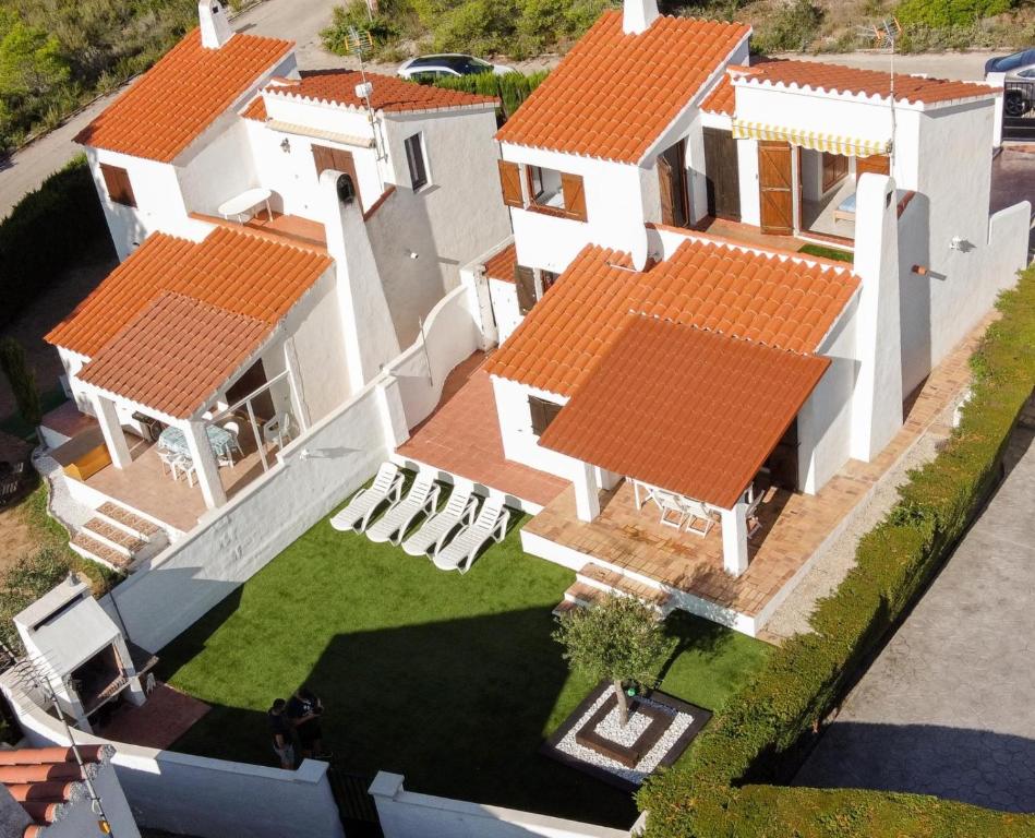une vue aérienne sur une maison au toit orange dans l'établissement TPA - Les Tres Cales - 3, à L'Ametlla de Mar