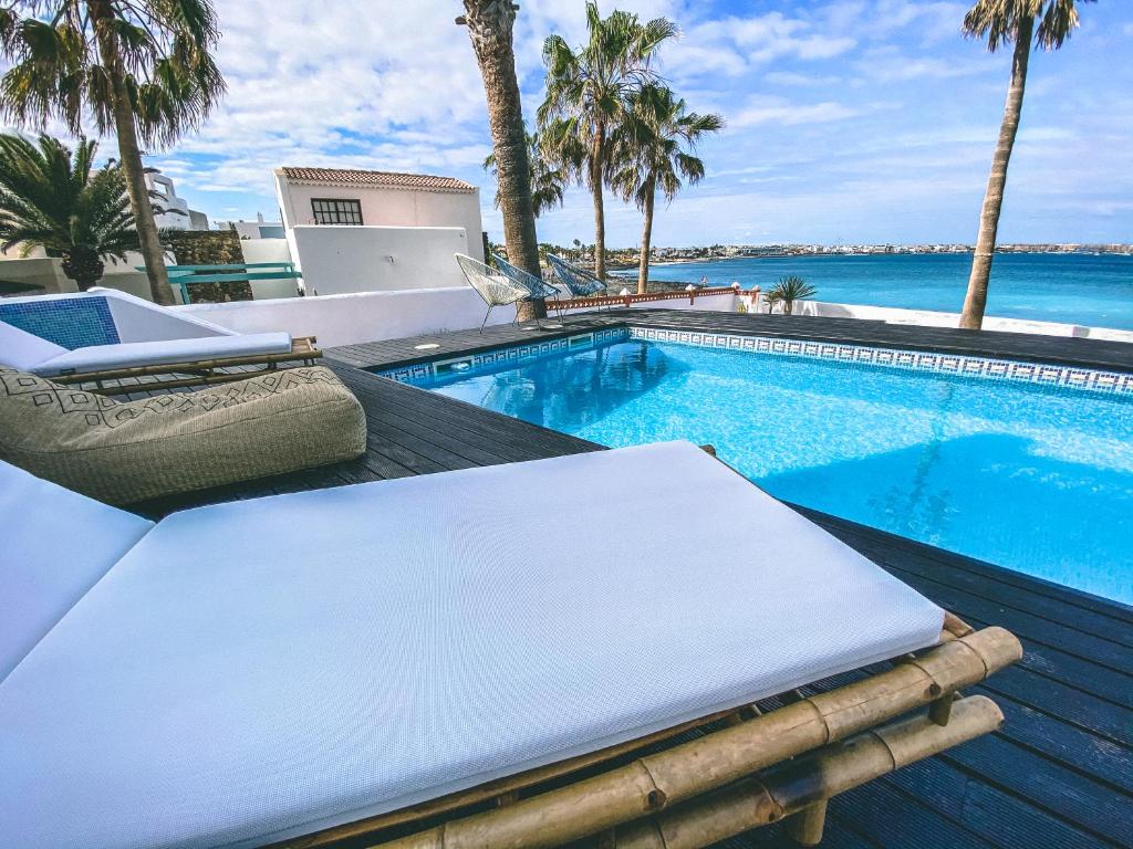 Bazén v ubytování Villa Los Flamencos by Veaco- Beachfront & pool nebo v jeho okolí