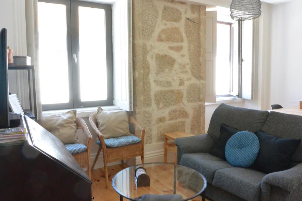 uma sala de estar com um sofá e uma mesa em Sostoa Studio Porto, by Flat in Porto no Porto