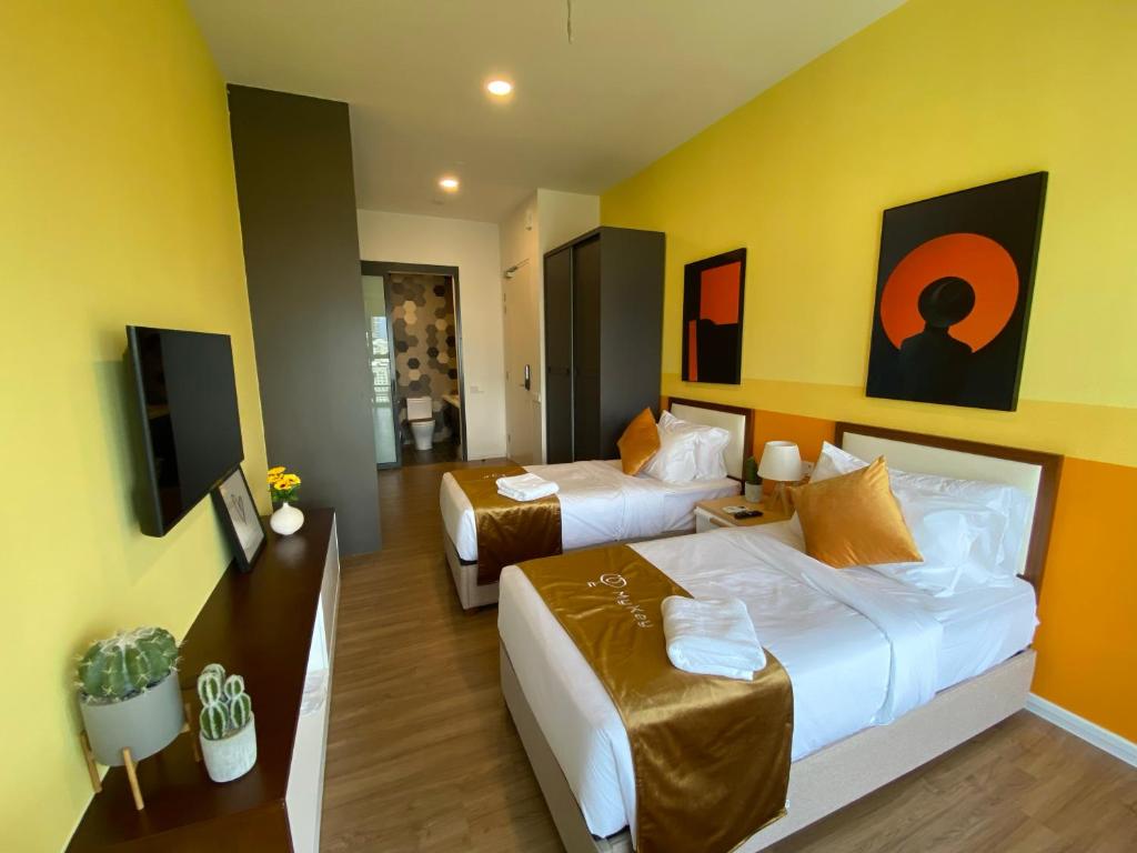 TV a/nebo společenská místnost v ubytování Ceylonz Starlight Suites Bukit Bintang