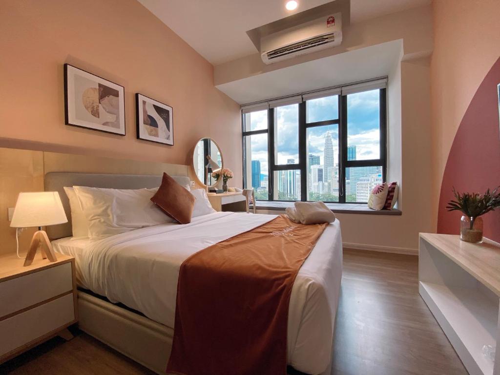 Postel nebo postele na pokoji v ubytování Ceylonz Starlight Suites Bukit Bintang