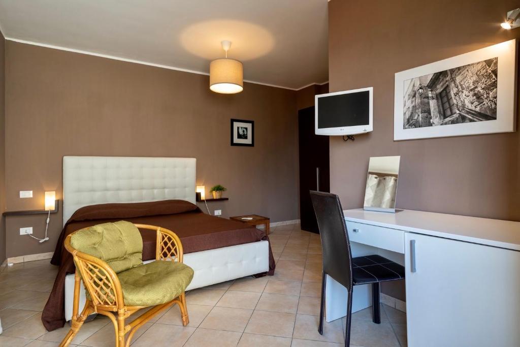 Schlafzimmer mit einem Bett und einem Schreibtisch mit einem Computer in der Unterkunft MyBed in Cavallino di Lecce