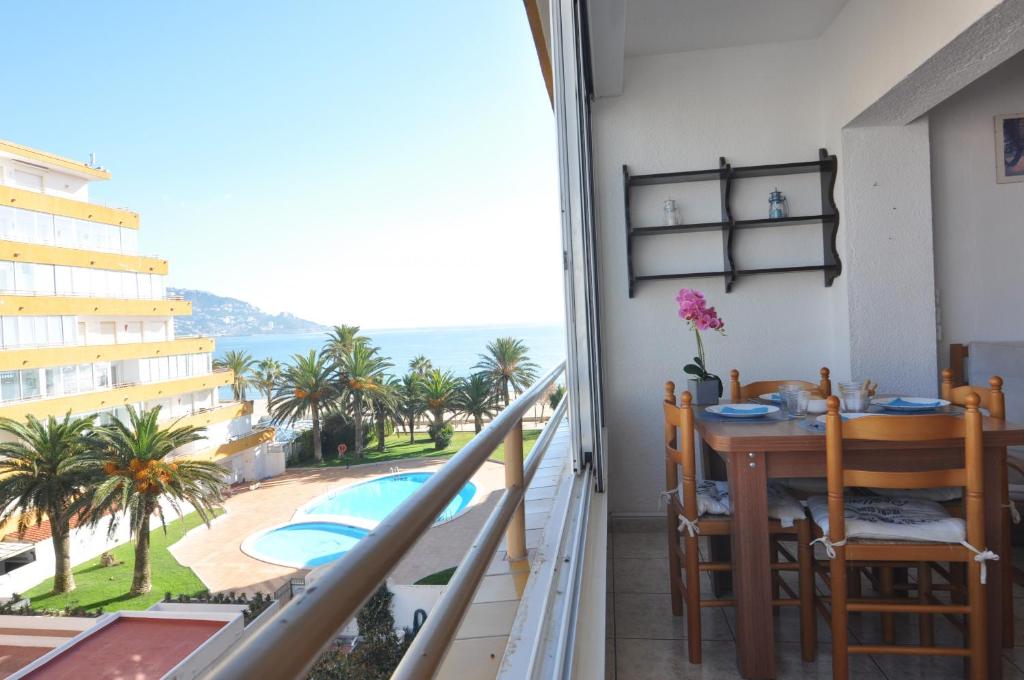 einen Balkon mit einem Tisch und Poolblick in der Unterkunft RNET - RHC 1410 Roses Holiday Center in Roses