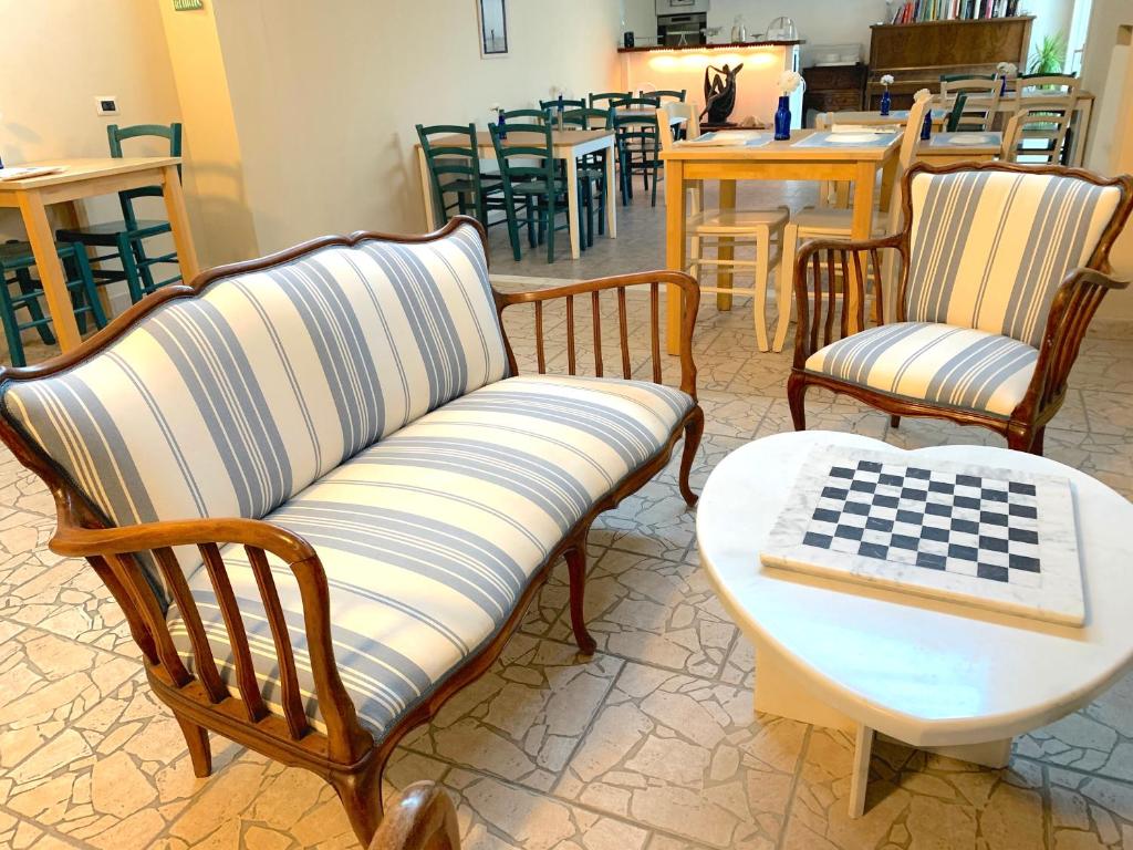 a living room filled with chairs and tables at B&B Residenza Marina in Marina di Carrara