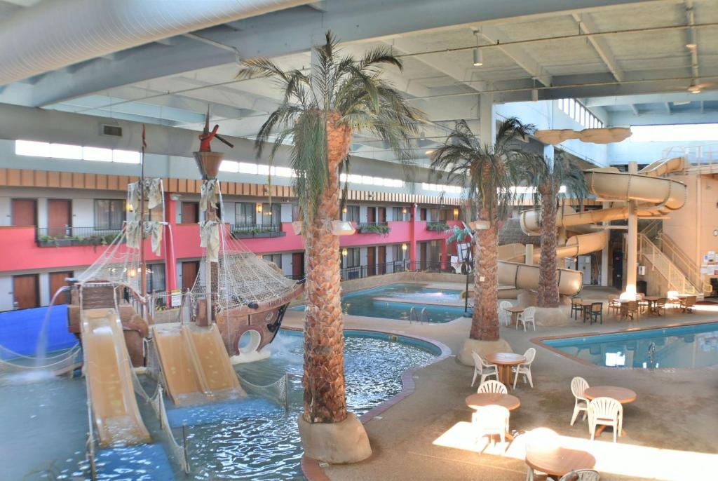 Bazen u objektu Ramada by Wyndham Sioux Falls Airport - Waterpark Resort & Event Center ili u blizini