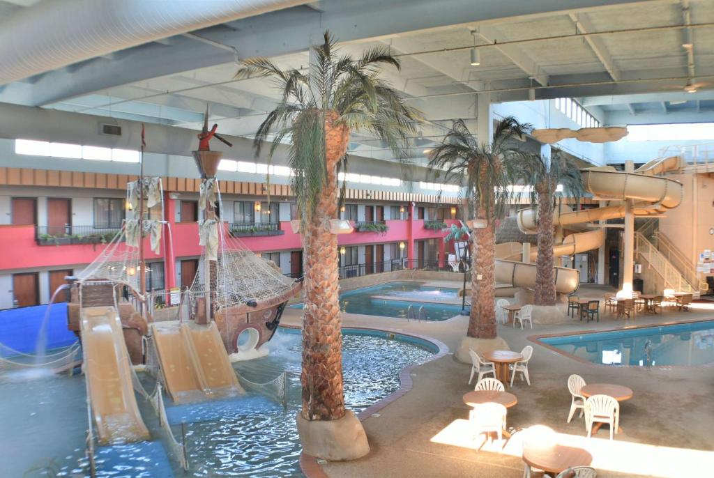 בריכת השחייה שנמצאת ב-Ramada by Wyndham Sioux Falls Airport - Waterpark Resort & Event Center או באזור