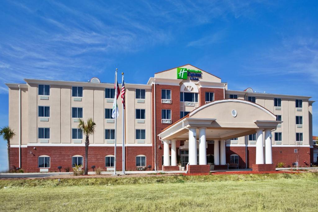 a hotel building with a flag in front of it at Holiday Inn Express & Suites Moultrie, an IHG Hotel in Moultrie