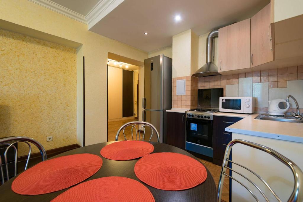 Nadezhda Apartments in touristic area, on the Dostyk avenue 89にあるキッチンまたは簡易キッチン