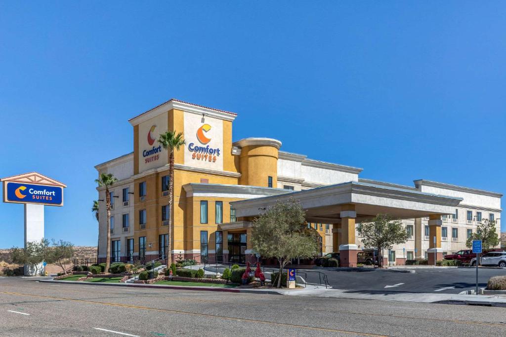 un gran edificio amarillo con un cartel encima en Comfort Suites Barstow near I-15, en Barstow