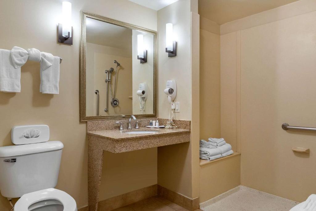 Koupelna v ubytování Comfort Suites Barstow near I-15