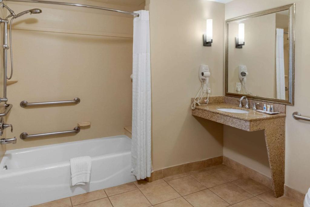 Koupelna v ubytování Comfort Suites Barstow near I-15