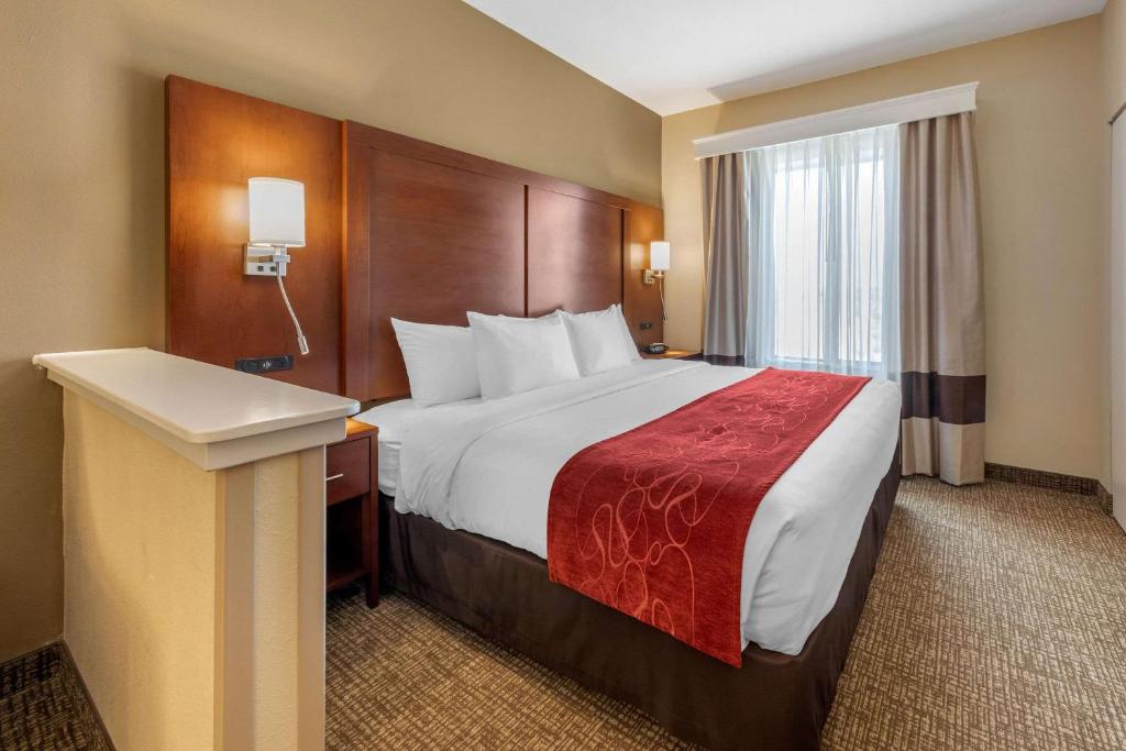 Postel nebo postele na pokoji v ubytování Comfort Suites Barstow near I-15