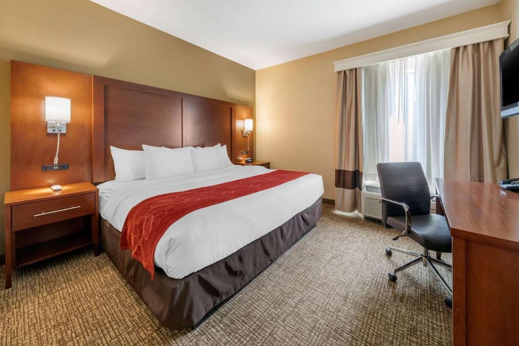 Postel nebo postele na pokoji v ubytování Comfort Suites Barstow near I-15