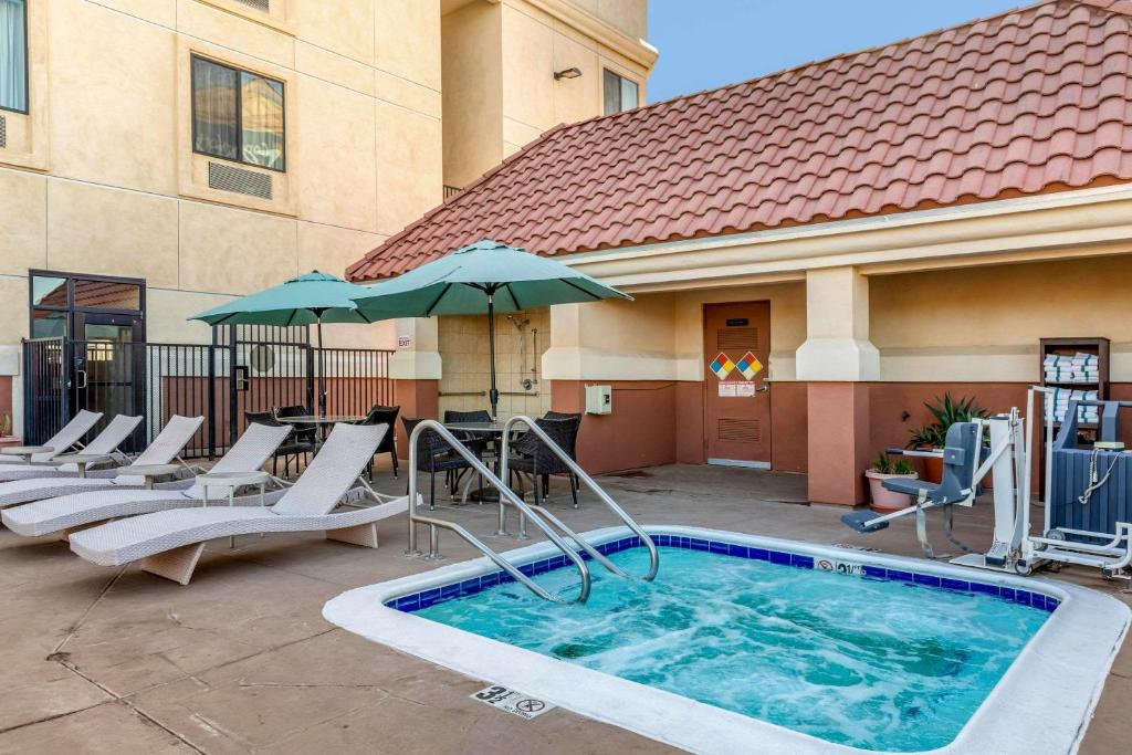 Bazén v ubytování Comfort Suites Barstow near I-15 nebo v jeho okolí