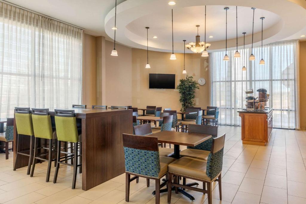 TV a/nebo společenská místnost v ubytování Comfort Suites Barstow near I-15