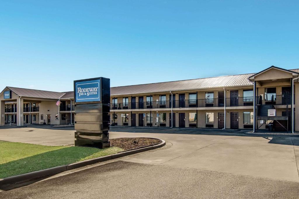 a building with a sign in front of it at Rodeway Inn & Suites in Dublin