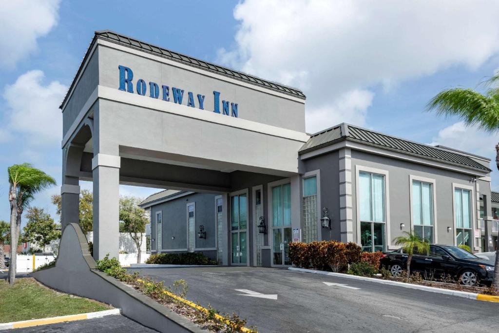 un hotel con vialetto di accesso in un parcheggio di Rodeway Inn a New Port Richey