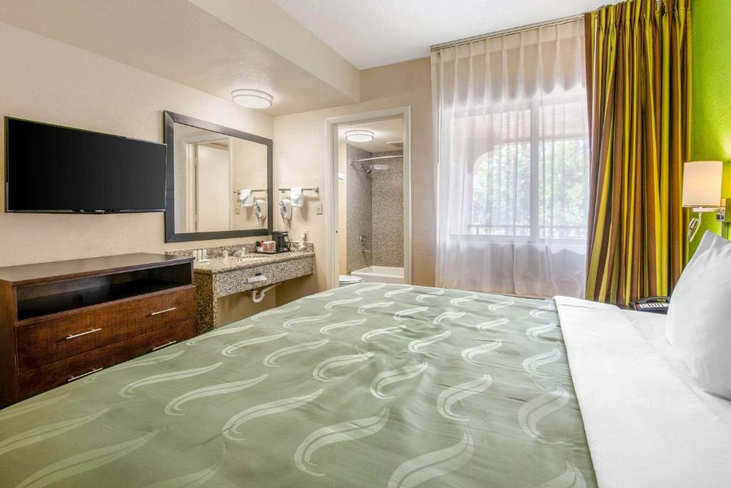 Quality Inn & Suites Jacksonville-Baymeadows - Suite Royale