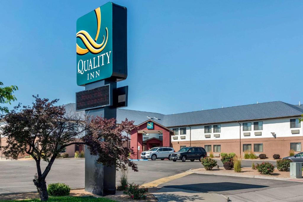 a sign for a hotel in front of a parking lot at Quality Inn I-25 in Pueblo