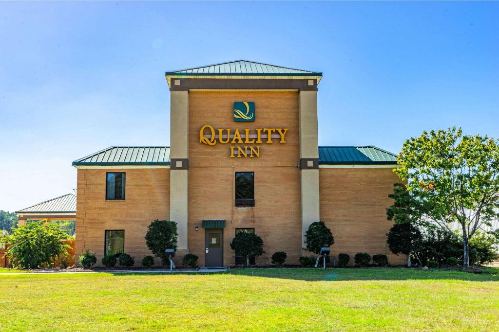 un edificio de derecho universitario con un cartel en él en Quality Inn Whiteville North, en Whiteville