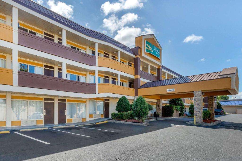 un hotel con un estacionamiento delante de él en Quality Inn Airport South, en Charlotte