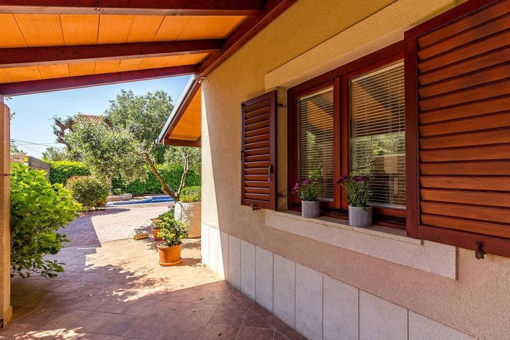 Budova, v ktorej sa vila nachádza