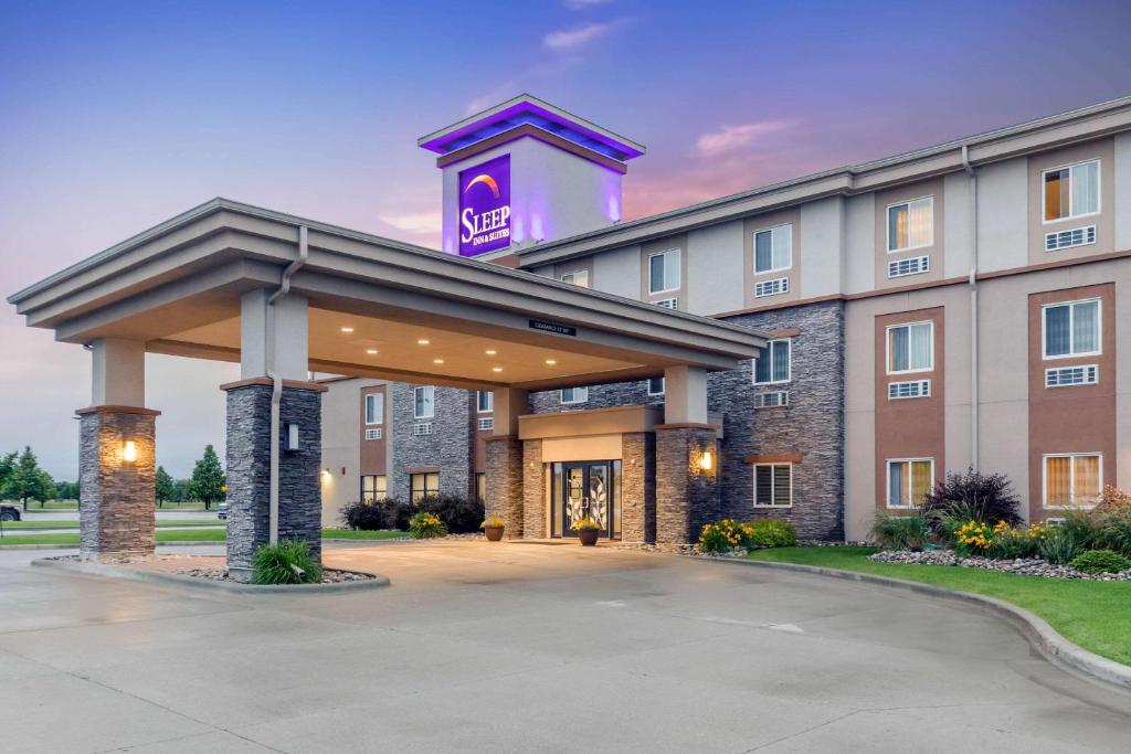 een weergave van een hotel met een bord erop bij Sleep Inn & Suites Grand Forks Alerus Center in Grand Forks