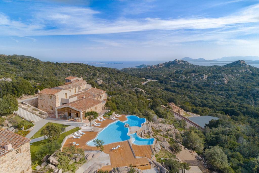 vista aerea di una casa con piscina di Hotel Borgo Smeraldo a Arzachena